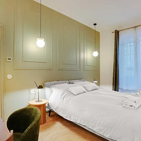 Charming 4br 8p Flat In The Heart Of De Appartamento
